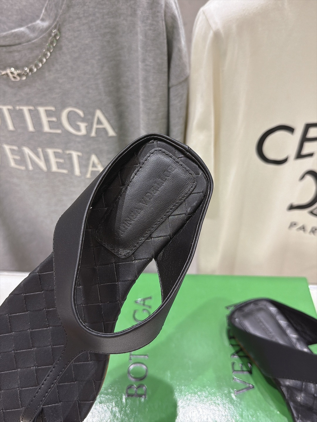 ua bo*te*ga Ve*ne*ta livia flat thong