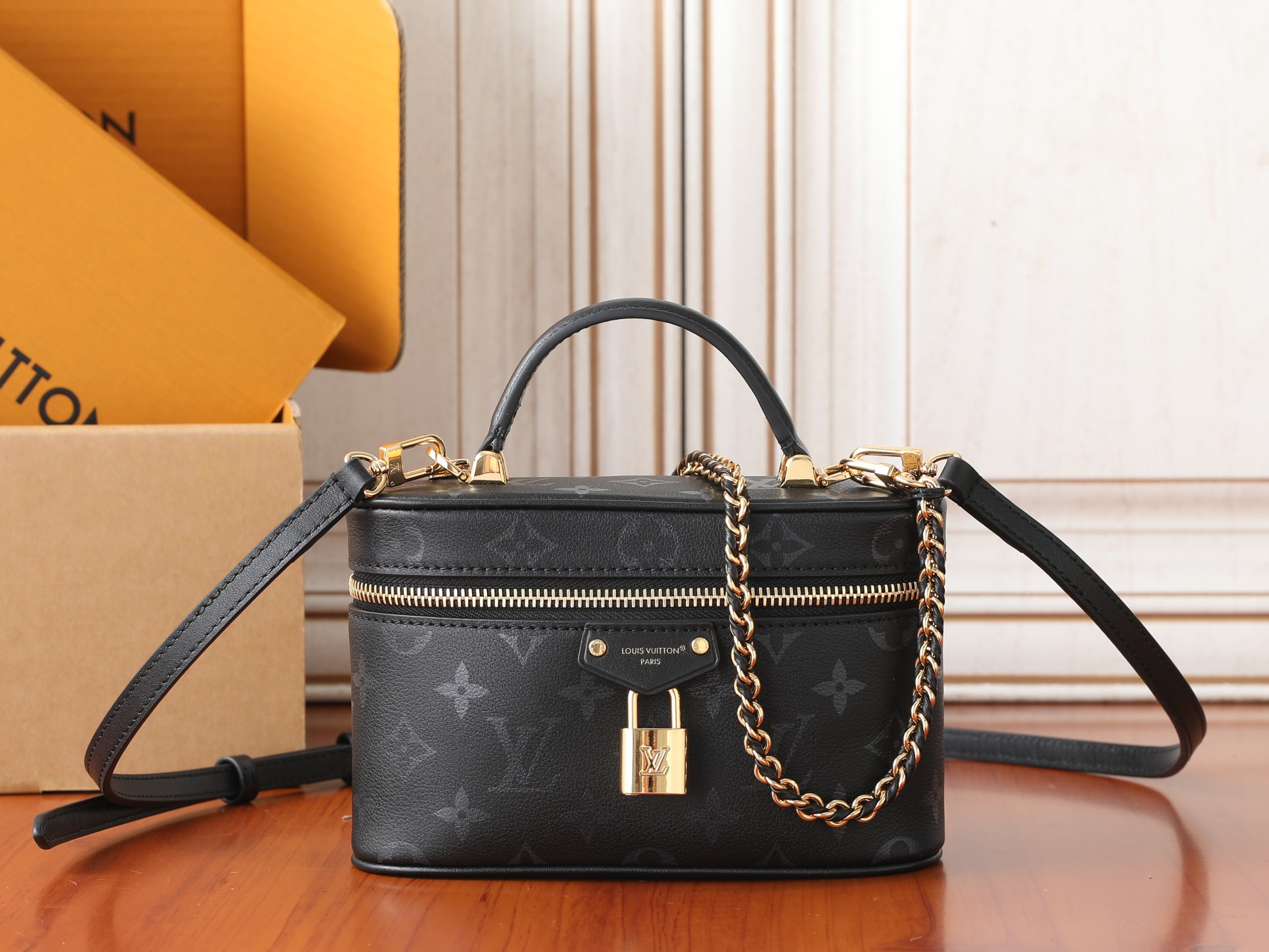 LV Vanity Chain Pouch M3A372 19x11.5x6.5cm