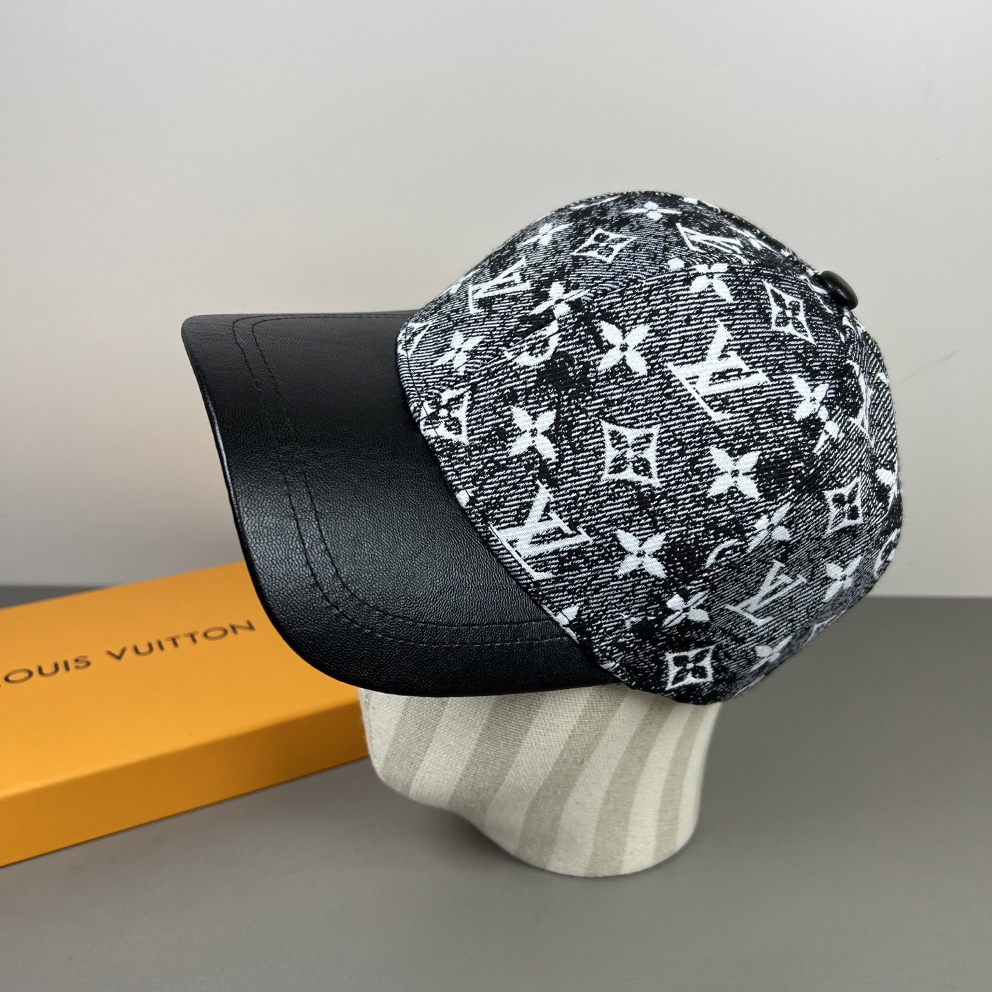 l0*is V*t0n baseball cap