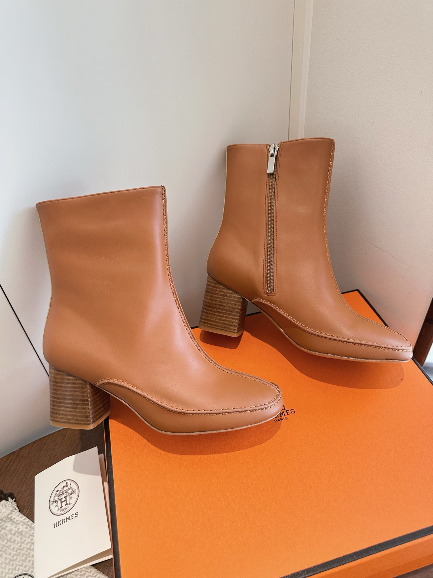 ua H**mes maureen ankle boot