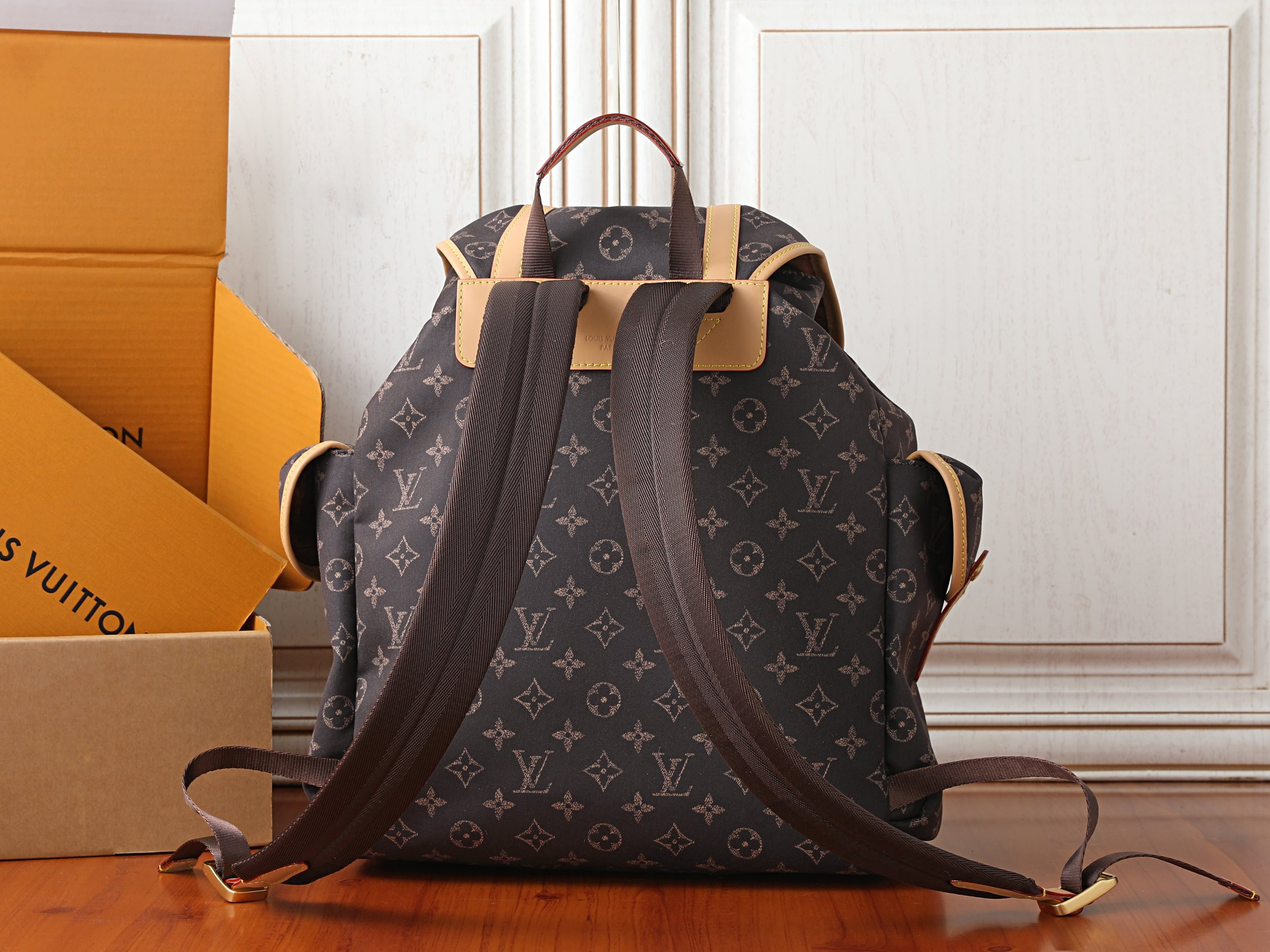 LV Christopher East West MM Silk Tech M2A423 51 x 44 x 26 cm
