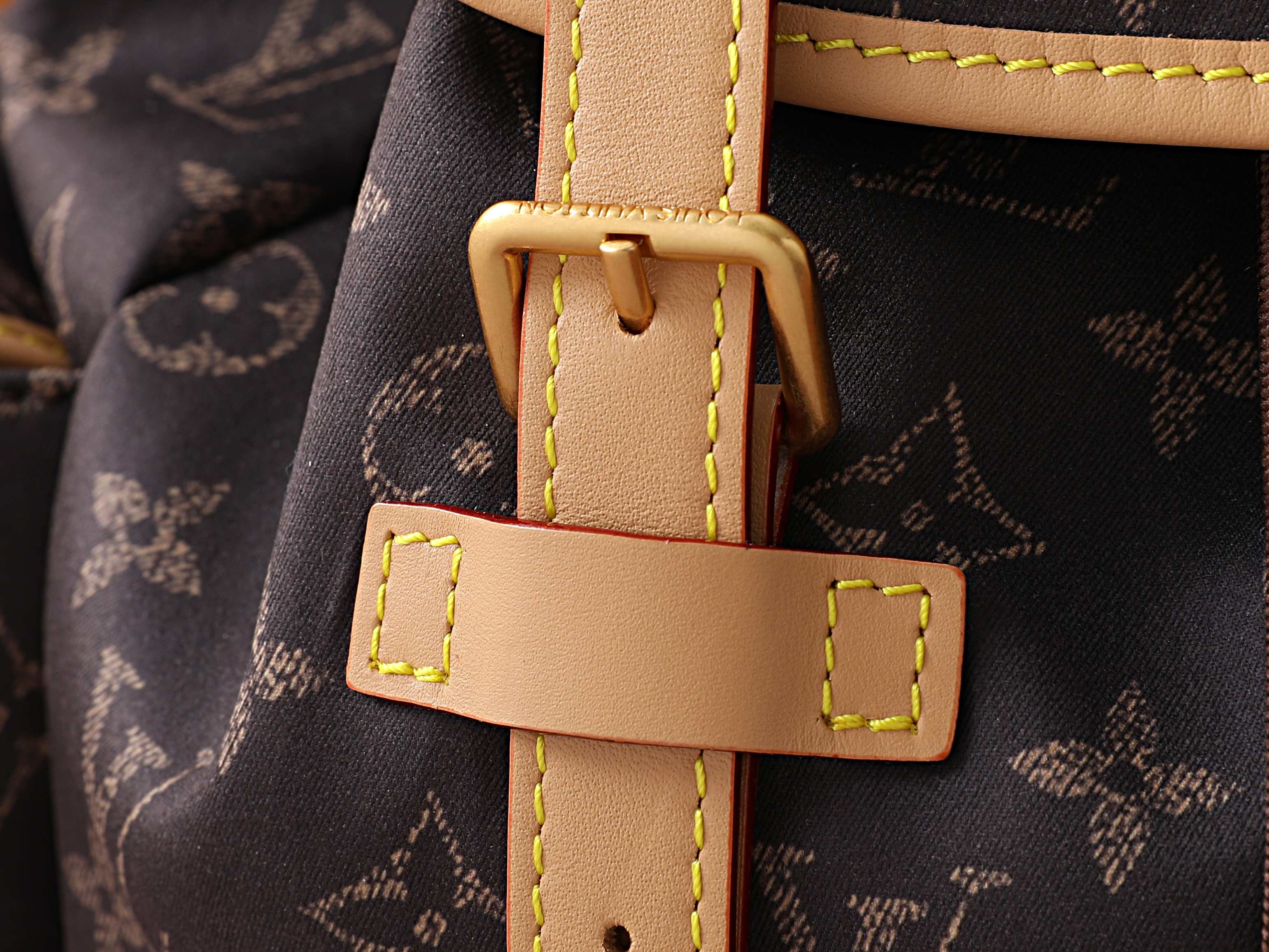 LV Christopher East West MM Silk Tech M2A423 51 x 44 x 26 cm