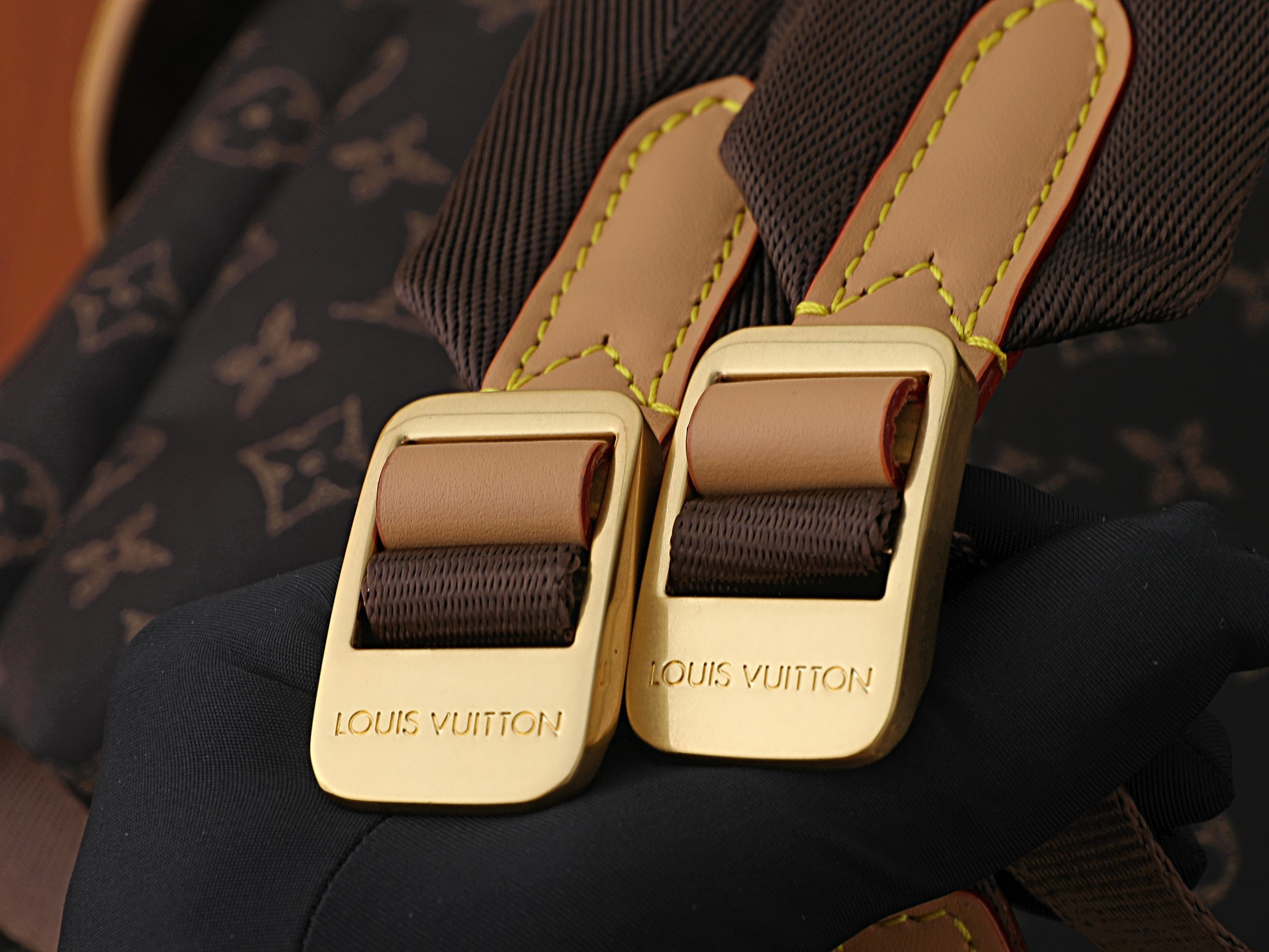 LV Christopher East West MM Silk Tech M2A423 51 x 44 x 26 cm