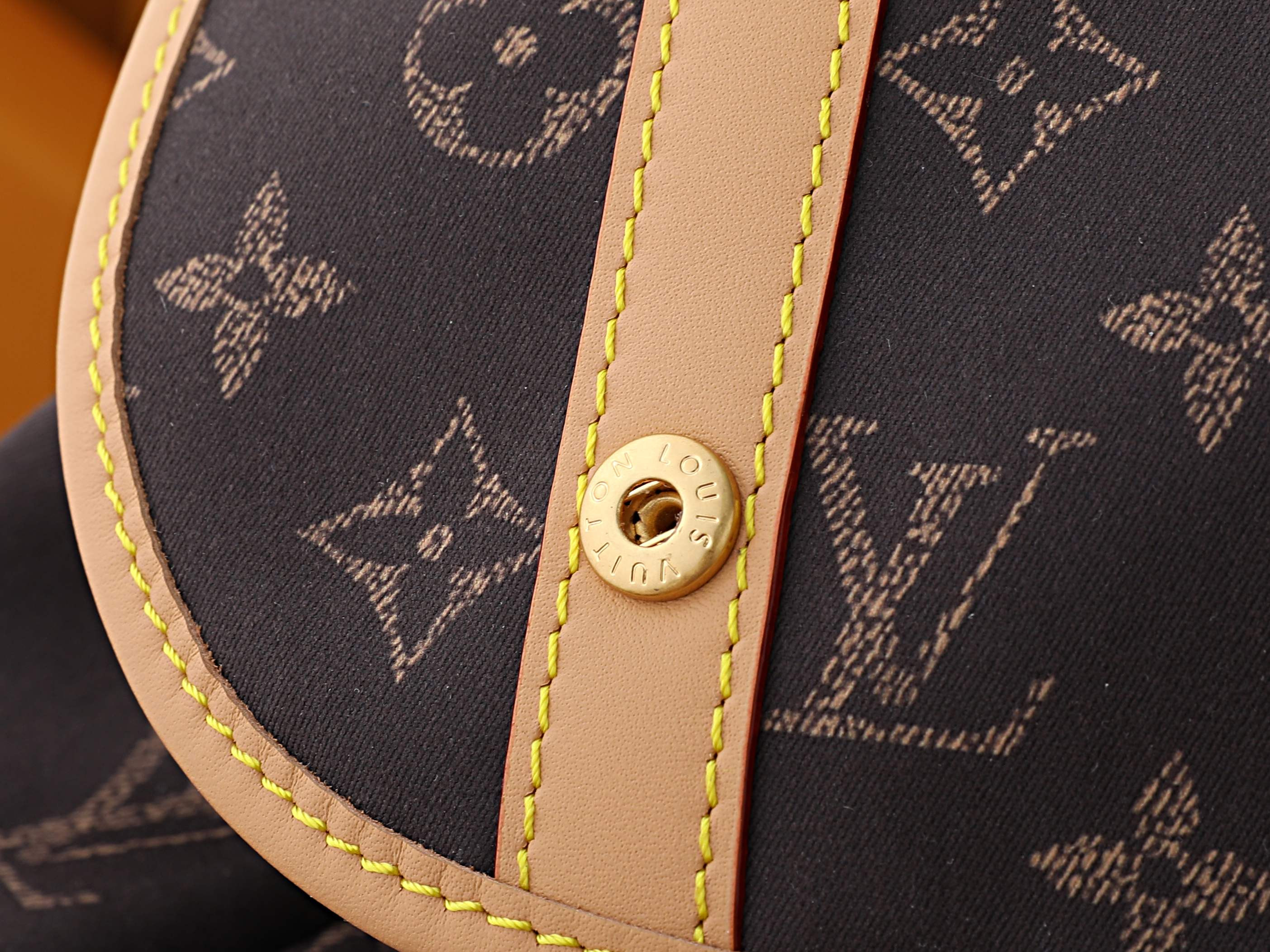 LV Christopher East West MM Silk Tech M2A423 51 x 44 x 26 cm