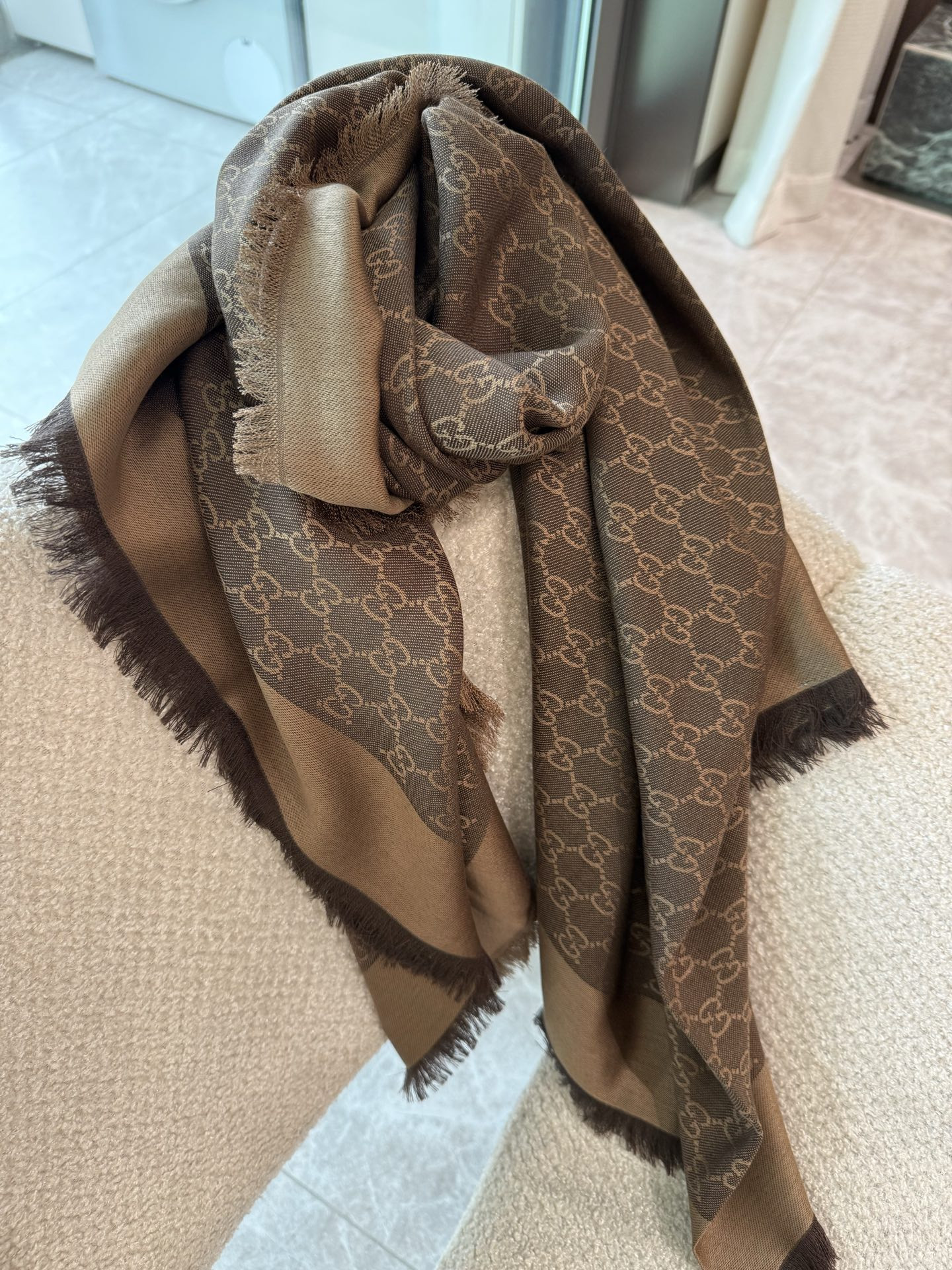 G*u*i scarf 140x140cm