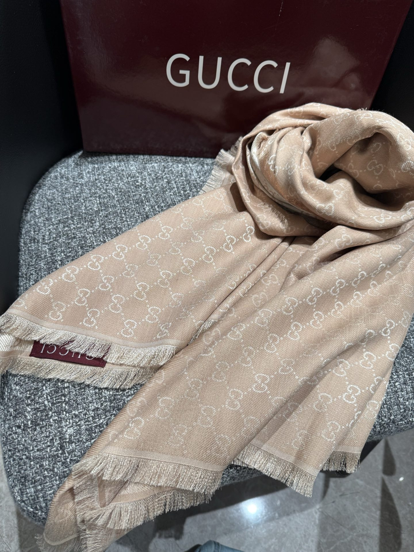 G*u*i scarf 140x140cm