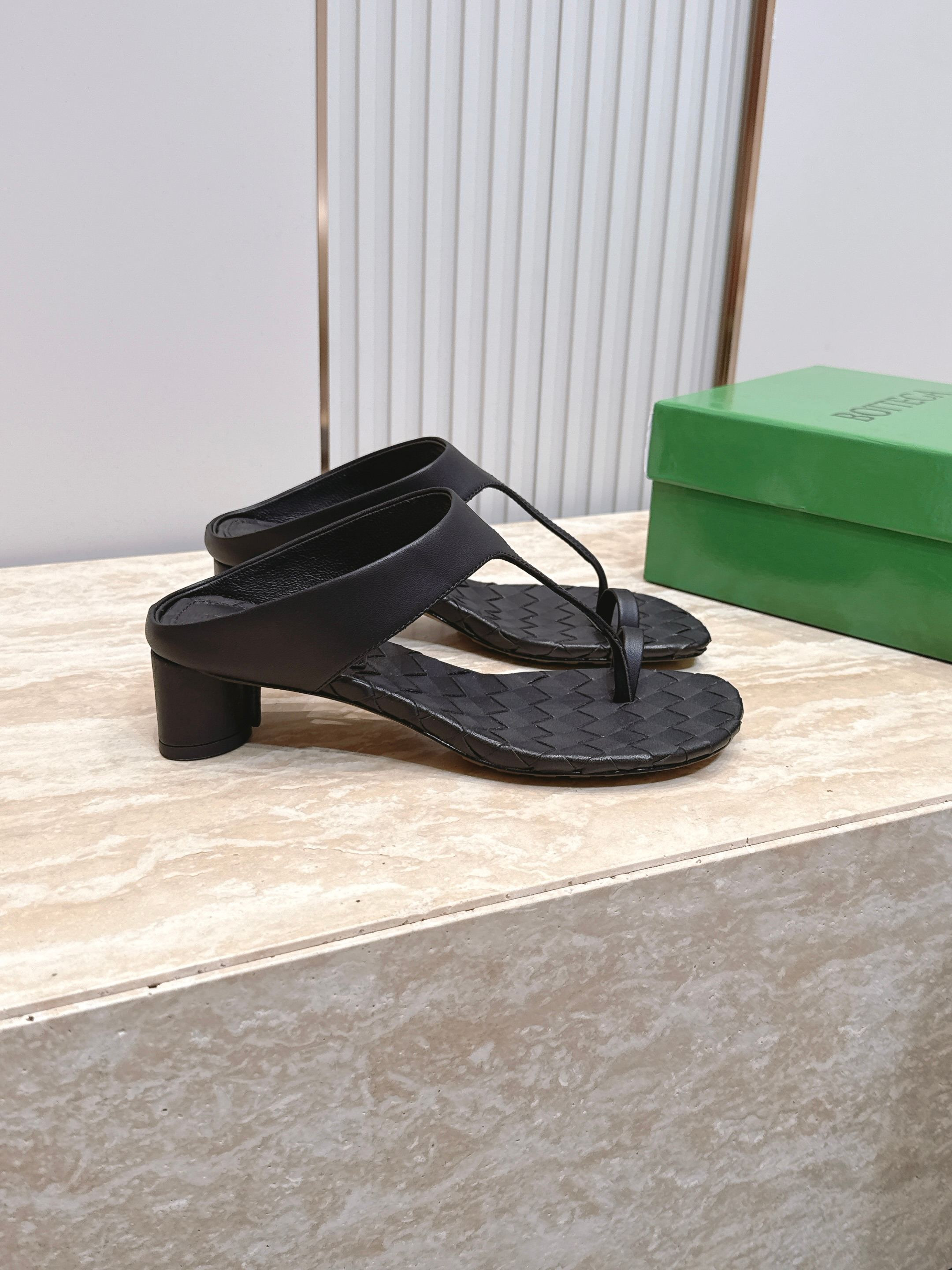 ua bo*te*ga Ve*ne*ta livia thong 4cm heel