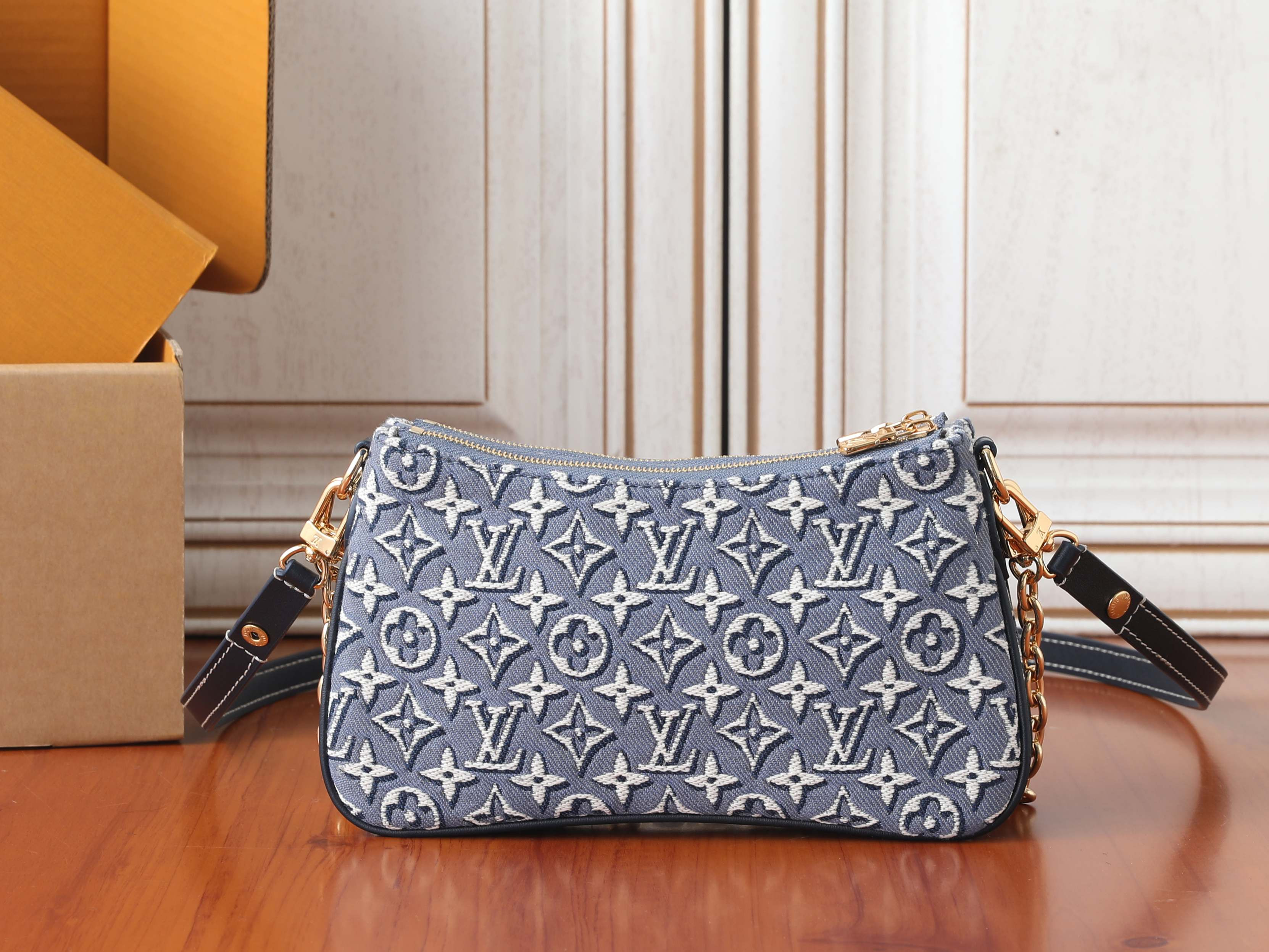 LV Liv Pochette M29895 24.5 x 13.5 x 6.5 cm
