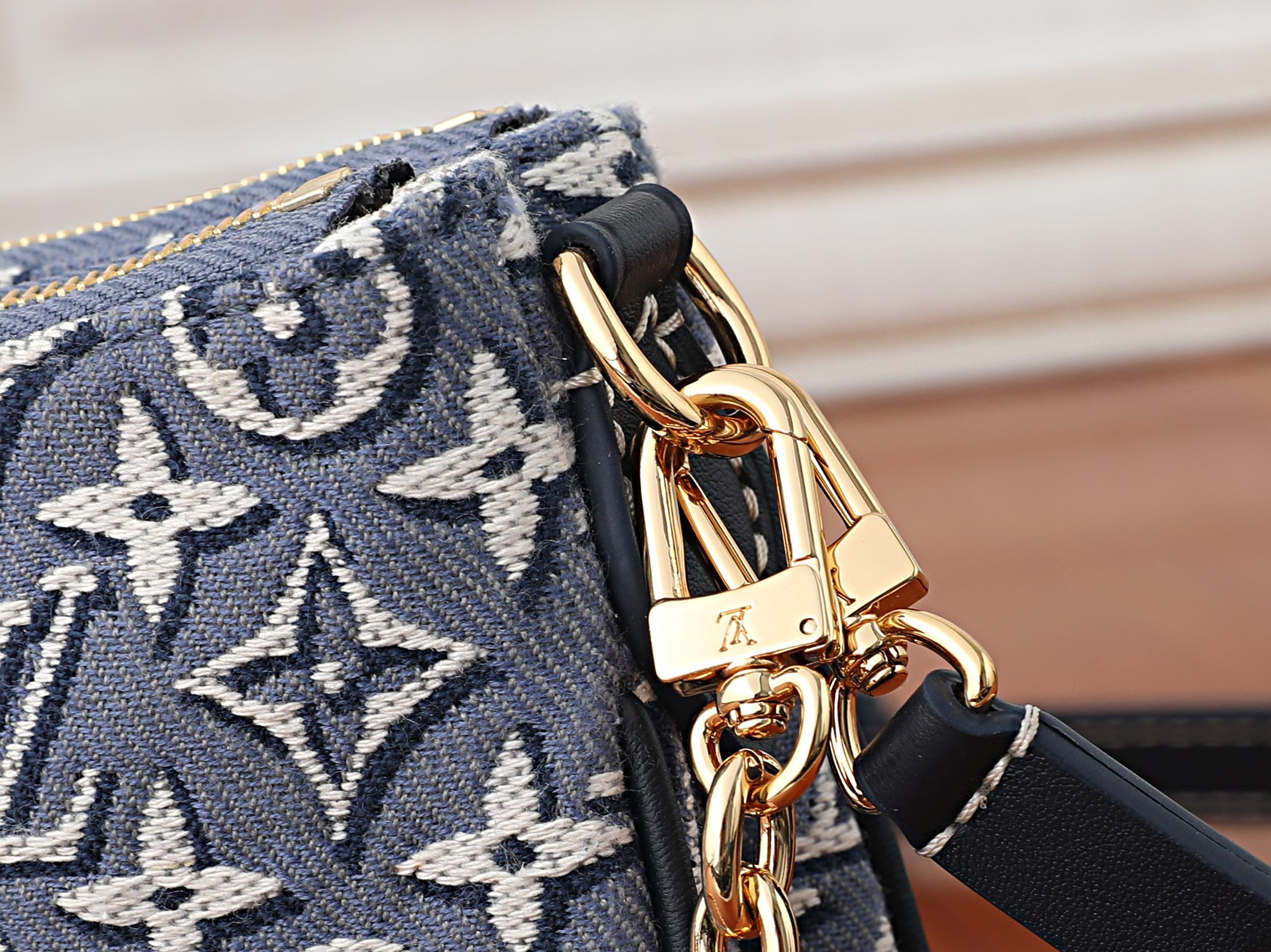 LV Liv Pochette M29895 24.5 x 13.5 x 6.5 cm