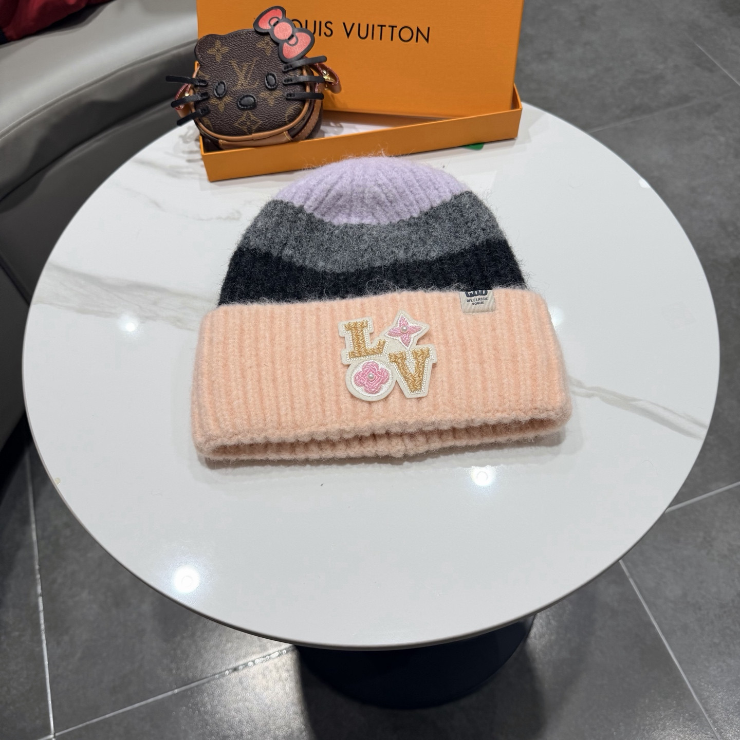 l0*is V*t0n beanie