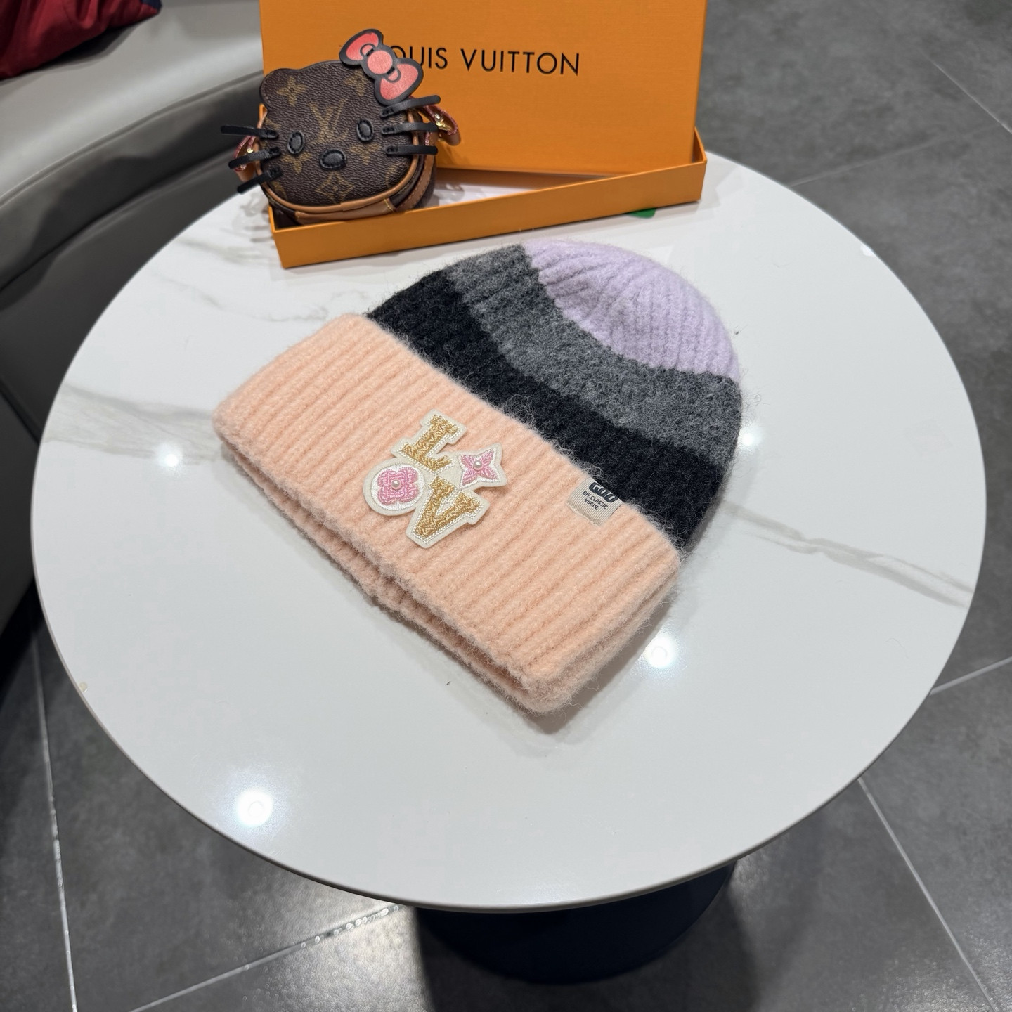 l0*is V*t0n beanie