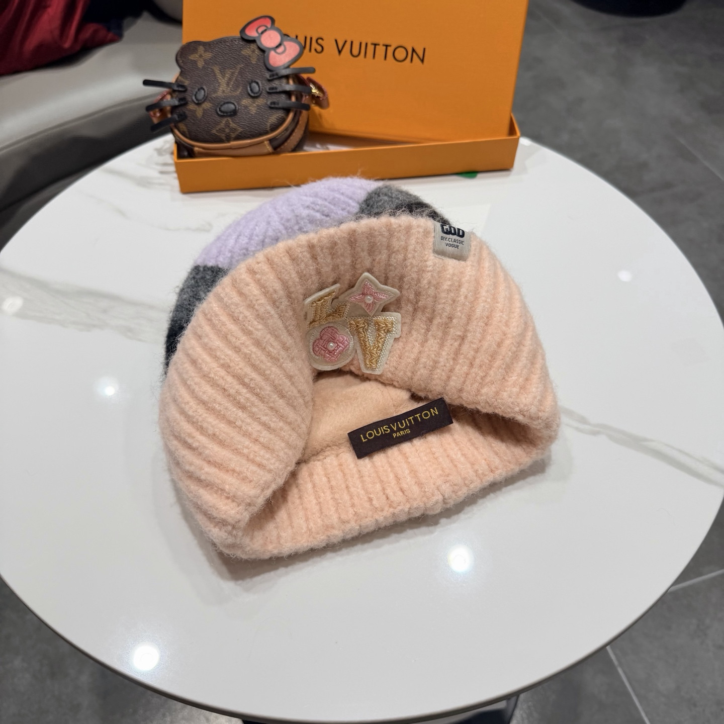 l0*is V*t0n beanie