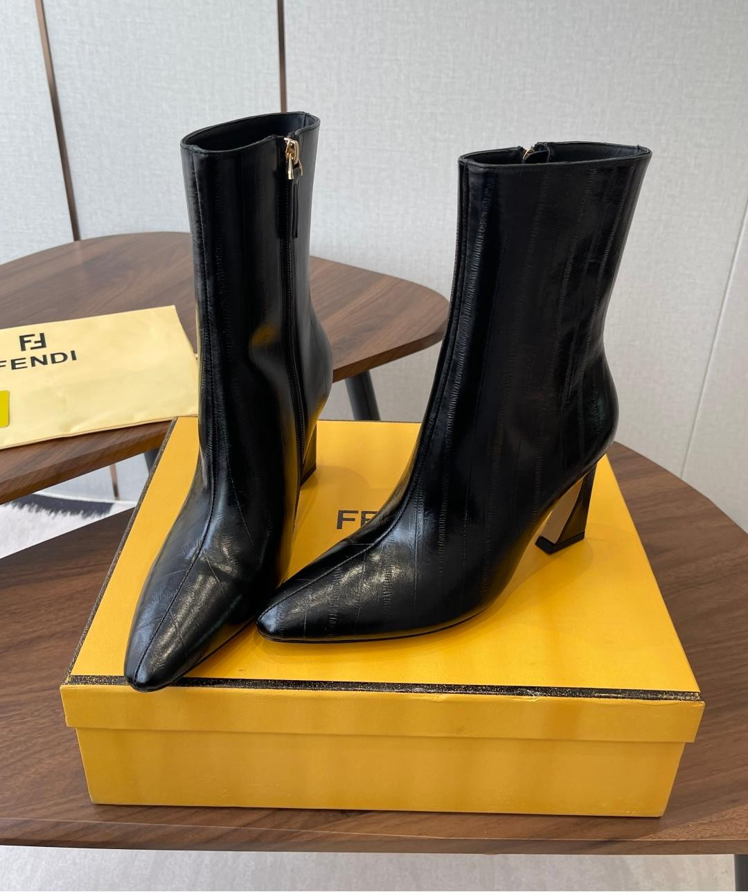 ua F**di arco boots