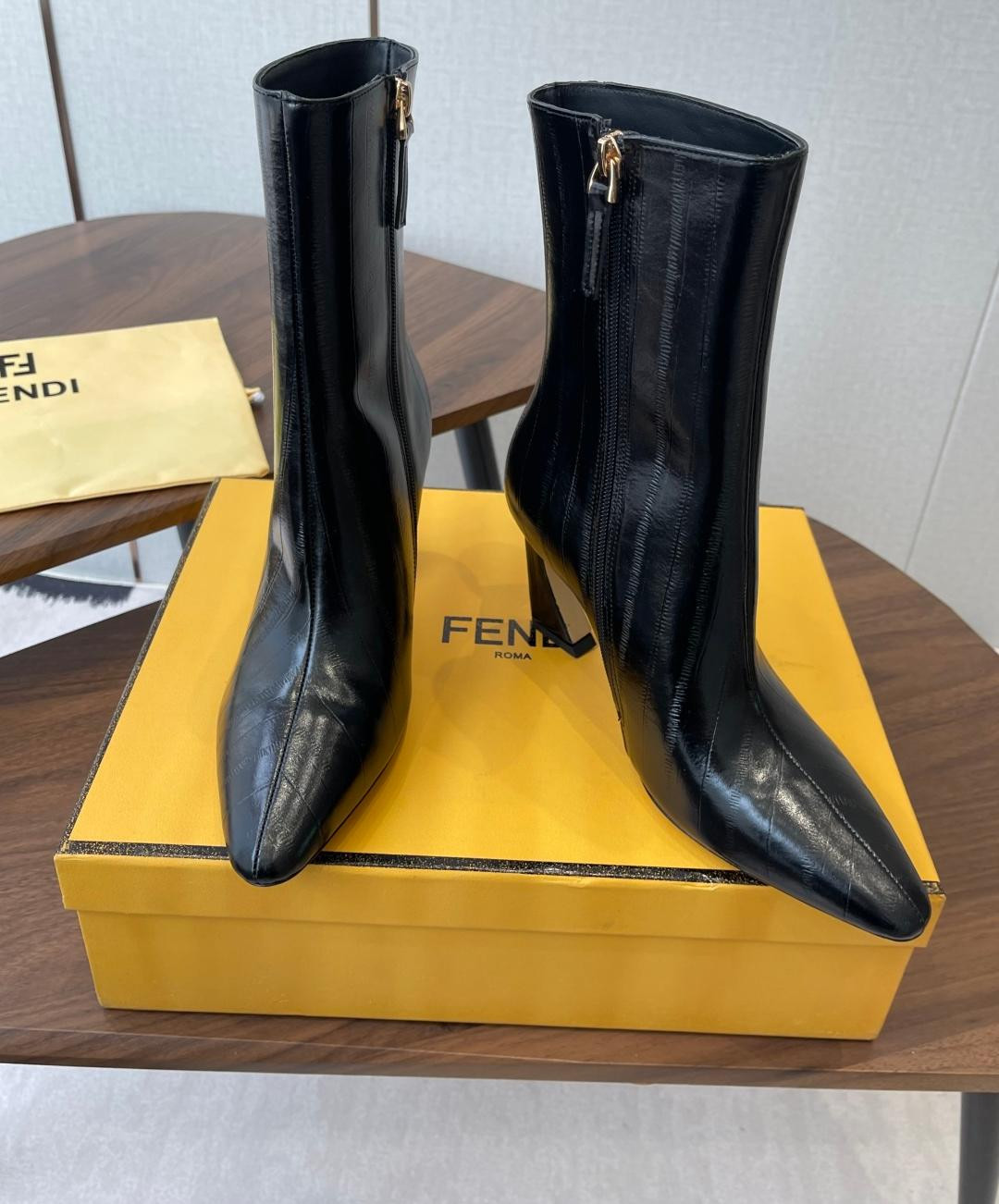 ua F**di arco boots